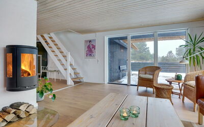 Reiko - 1.5Km from the Sea