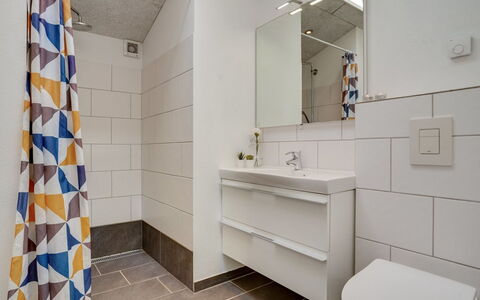 Siegfried - 500M from the Sea: Sol, Sol, Mur, Design Intérieur, Luminaire Plomberie, Salle De Bains, Plafond, Toilette, Tuile, Plomberie