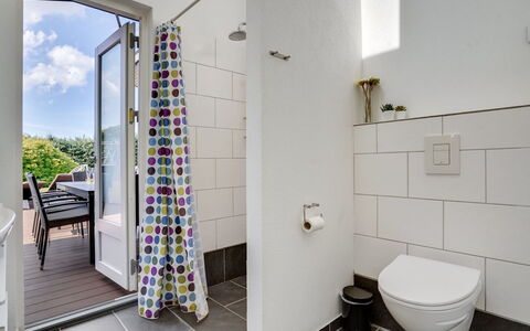 Siegfried - 500M from the Sea: Sol, Sol, Design Intérieur, Luminaire Plomberie, Composite, Salle De Bains, Toilette, Plomberie, Tuile, Appartement