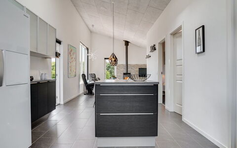 Siegfried - 500M from the Sea: Sol, Design Intérieur, Comptoir, Cuisine, Meubles, Sol, Cabinetry, Bois, Plafond, Appareil De Cuisine