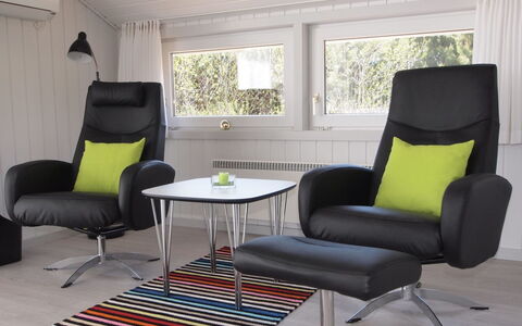 Emmarenze - 400M from the Sea: Meubles, Chaise, Design Intérieur, Salon, Confort, Canapé, Accoudoir, Club Président, Plante D'Appartement