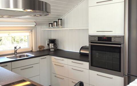 Emmarenze - 400M from the Sea: Cuisine, Comptoir, Appareil De Cuisine, Design Intérieur, Cabinetry, Sol, Bois, Plafond, Électroménager, Principaux Appliance