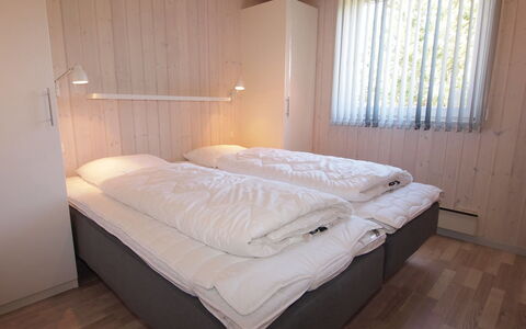 Emmarenze - 400M from the Sea: Lit, Chambre, Sol, Bois, Drap De Lit, Sol, Literie, Design Intérieur, Meubles, Cadre De Lit