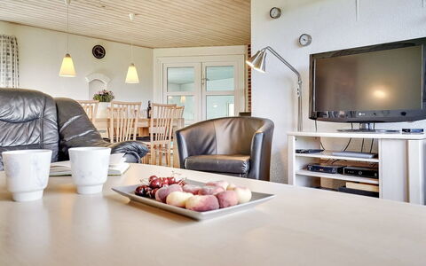 Aurelia - 500M to the Fjord: Meubles, Design Intérieur, Sol, Plafond, Bois, Sol, Canapé, Salon, Luminaire, Pièce