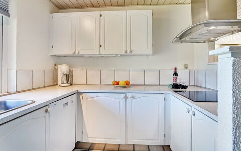 Aurelia - 500M to the Fjord: Cuisine, Sol, Comptoir, Principaux Appliance, Appareil De Cuisine, Design Intérieur, Cabinetry, Sol, Evier, Robinet
