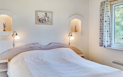Aurelia - 500M to the Fjord: Lit, Chambre, Mur, Design Intérieur, Meubles, Bois, Literie, Drap De Lit, Plafond, Linge