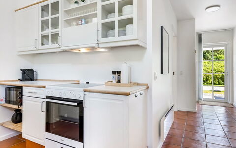 Thoran - from the Sea: Cuisine, Appareil De Cuisine, Cabinetry, Comptoir, Meubles, Design Intérieur, Sol, Principaux Appliance, Bois, Sol