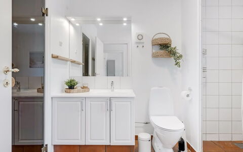 Thoran - from the Sea: Design Intérieur, Sol, Mur, Luminaire Plomberie, Sol, Évier, Armoire De Toilette, Robinet, Pièce, Salle De Bains