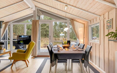 Abiorn - 2.5Km from the Sea: Bois, Design Intérieur, Plafond, Meubles, Sol, Pièce, Sol, Chaise, Salon, Luminaire