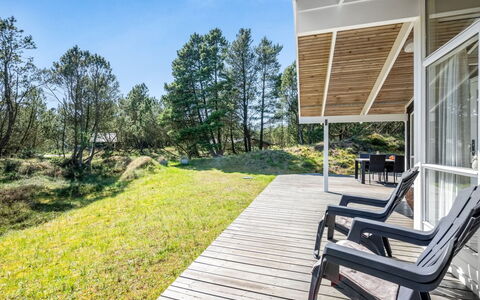 Abiorn - 2.5Km from the Sea: Domicile, Porche, Chalet, Dur, Ombre, Planche, Plate-Forme, Parquet, Biens, Conception