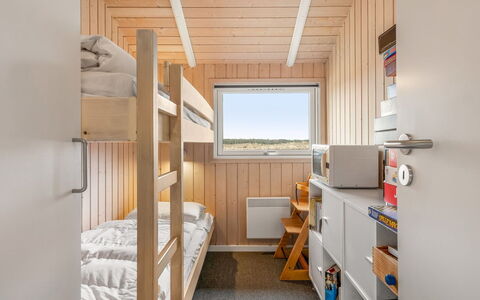 Abiorn - 2.5Km from the Sea: Bois, Chambre, Tache De Bois, Planche, Literie, Dortoir, Daylighting, Lit, Lumber, Lit Superposé