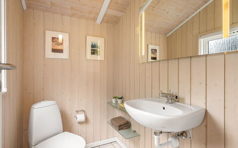 Abiorn - 2.5Km from the Sea: Luminaire Plomberie, Salle De Bains, Sol, Lavabo, Bois, Évier, Design Intérieur, Sol, Robinet, Toilette