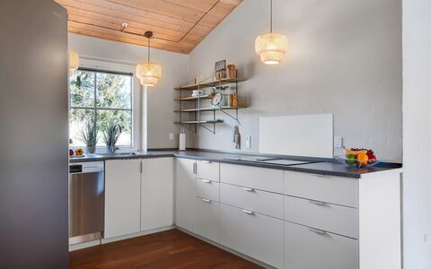 Ingmund - 2Km from the Sea: Design Intérieur, Sol, Comptoir, Bois, Plafond, Cabinetry, Cuisine, Meubles, Sol, Luminaire