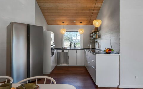Ingmund - 2Km from the Sea: Cuisine, Comptoir, Sol, Meubles, Design Intérieur, Appareil De Cuisine, Luminaire, Bois, Plafond, Sol