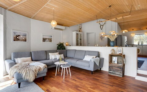 Ingmund - 2Km from the Sea: Design Intérieur, Meubles, Canapé, Bois, Sol, Plafond, Salon, Luminaire, Sol, Domicile