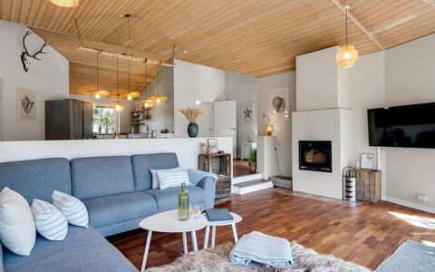 Ingmund - 2Km from the Sea: Meubles, Design Intérieur, Sol, Canapé, Bois, Plafond, Salon, Sol, Luminaire, Domicile