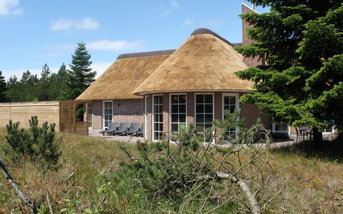 Ingmund - 2Km from the Sea: Bâtiment, Toit, À Déchaumer, Maison, Chalet, Domicile, Zone Résidentielle, Lot Terre, Porte, Établissements Humains