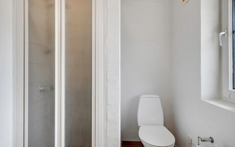 Ingmund - 2Km from the Sea: Mur, Sol, Sol, Bois, Porte, Design Intérieur, Luminaire Plomberie, Pièce, Salle De Bains, Composite