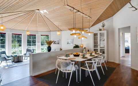 Ingmund - 2Km from the Sea: Meubles, Mobilier De Jardin, Vaisselle, Table, Drinkware, Chaise, Tableau De Plein Air, Aliments, Bouteille
