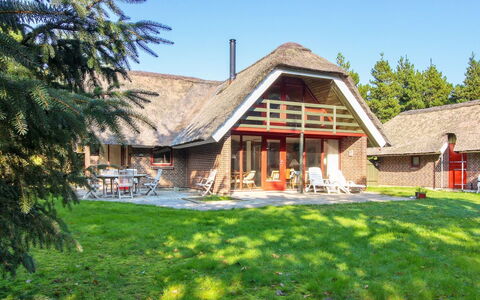 Alfons - 600M from the Sea: Toit, Maison, Lot Terre, Domicile, Chalet, Biens, Batiments Jardin, Ombre, Cabane En Rondins, Aménagement Paysager