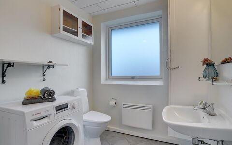 Dværg - 350M from the Sea: Sol, Luminaire Plomberie, Sol, Design Intérieur, Plafond, Pièce, Salle De Bains, Plomberie, Toilette, Évier