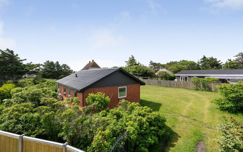 Dværg - 350M from the Sea: Herbe, Toit, Maison, Arbuste, Domicile, Zone Rurale, Chalet, Couverture De Sol, Jardin