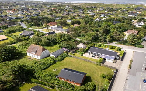 Dværg - 350M from the Sea: Zone Résidentielle, Vue Du Ciel, Maison, Paysage, Toit, Domicile, Photographie Aérienne, Banlieue, Lot Terre, Biens