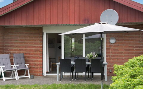 Dværg - 350M from the Sea: Bâtiment, Maison, Bois, Domicile, Toit, Chalet, Zone Résidentielle, Arbuste, Architecture