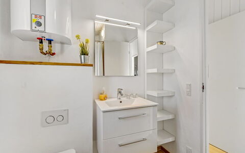Thorgny - from the Sea: Mur, Luminaire Plomberie, Sol, Bois, Design Intérieur, Armoire De Toilette, Sol, Salle De Bains, Lavabo, Cabinetry
