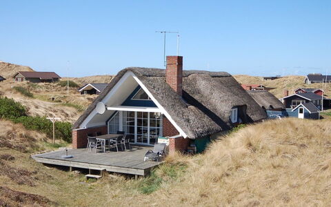 Edvard - 400M from the Sea: Toit, Maison, Domicile, Chalet, Siding, Biens, Allée, Batiments Jardin, Cour, Cabanon