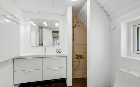 Laetitita - from the Sea: Sol, Luminaire Plomberie, Sol, Salle De Bains, Évier, Lavabo, Bois, Armoire De Toilette, Design Intérieur, Plafond
