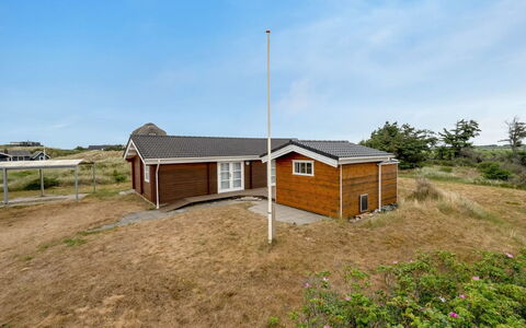 Herfrid - 600M from the Sea: Herbe, Maison, Toit, Domicile, Chalet, Arbuste, Lot Terre, Zone Rurale, Ferme, Couverture De Sol