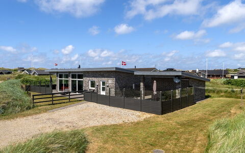 Synthia - 300M from the Sea: Biens, Ferme