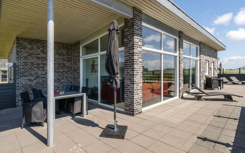 Synthia - 300M from the Sea: Biens, Ferme