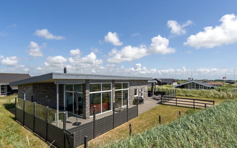 Synthia - 300M from the Sea: Biens, Ferme