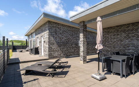 Synthia - 300M from the Sea: Biens, Ferme
