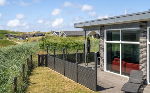 Synthia - 300M from the Sea: Biens, Ferme