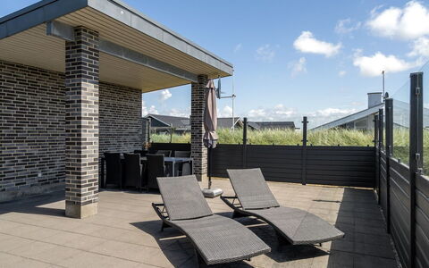 Synthia - 300M from the Sea: Biens, Ferme