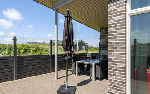 Synthia - 300M from the Sea: Biens, Ferme