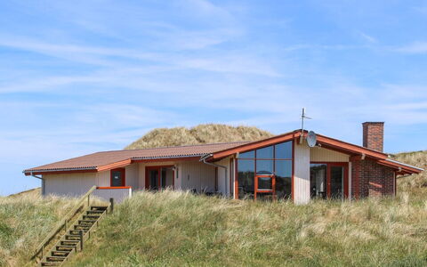 Jorma - 250M to the Fjord: Herbe, Maison, Toit, Domicile, Chalet, Arbuste, Lot Terre, Zone Rurale, Ferme, Couverture De Sol