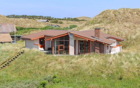 Jorma - 250M to the Fjord: Herbe, Maison, Toit, Domicile, Chalet, Arbuste, Lot Terre, Zone Rurale, Ferme, Couverture De Sol