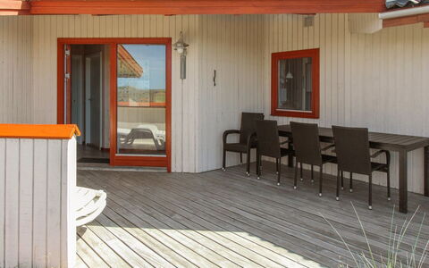 Jorma - 250M to the Fjord: Herbe, Maison, Toit, Domicile, Chalet, Arbuste, Lot Terre, Zone Rurale, Ferme, Couverture De Sol