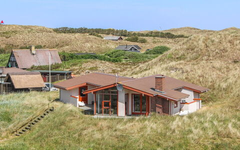 Jorma - 250M to the Fjord: Herbe, Maison, Toit, Domicile, Chalet, Arbuste, Lot Terre, Zone Rurale, Ferme, Couverture De Sol
