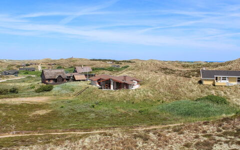 Jorma - 250M to the Fjord: Herbe, Maison, Toit, Domicile, Chalet, Arbuste, Lot Terre, Zone Rurale, Ferme, Couverture De Sol
