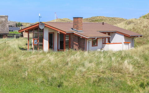 Jorma - 250M to the Fjord: Herbe, Maison, Toit, Domicile, Chalet, Arbuste, Lot Terre, Zone Rurale, Ferme, Couverture De Sol