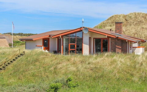Jorma - 250M to the Fjord: Herbe, Maison, Toit, Domicile, Chalet, Arbuste, Lot Terre, Zone Rurale, Ferme, Couverture De Sol