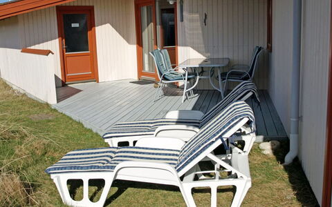 Jorma - 250M to the Fjord: Herbe, Maison, Toit, Domicile, Chalet, Arbuste, Lot Terre, Zone Rurale, Ferme, Couverture De Sol