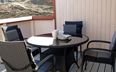 Jorma - 250M to the Fjord: Herbe, Maison, Toit, Domicile, Chalet, Arbuste, Lot Terre, Zone Rurale, Ferme, Couverture De Sol