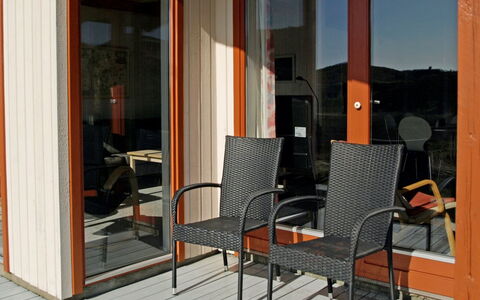 Jorma - 250M to the Fjord: Herbe, Maison, Toit, Domicile, Chalet, Arbuste, Lot Terre, Zone Rurale, Ferme, Couverture De Sol