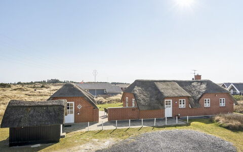 Lavina - 950M from the Sea: Maison, Toit, Domicile, Chalet, Cabanon, Batiments Jardin, Siding, Cour, Cabane En Rondins, Cabane